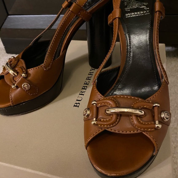 ❌❌SOLD❌❌Burberry Authentic Heels - Picture 3 of 11